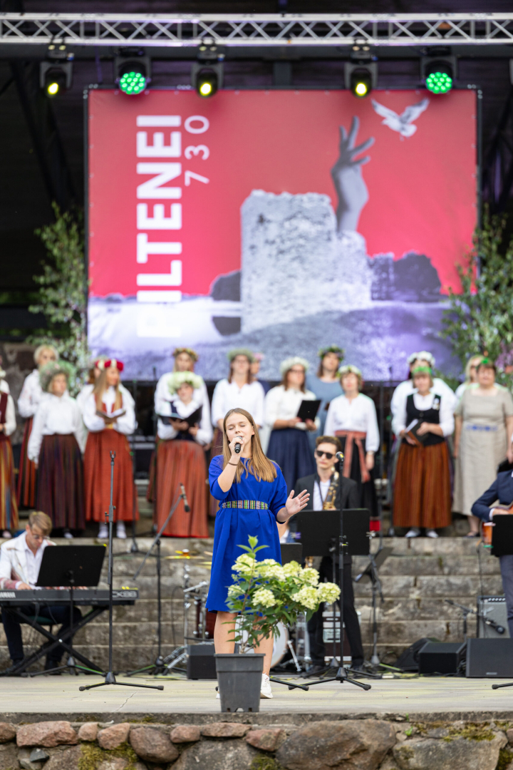 Meitene dzied solo
