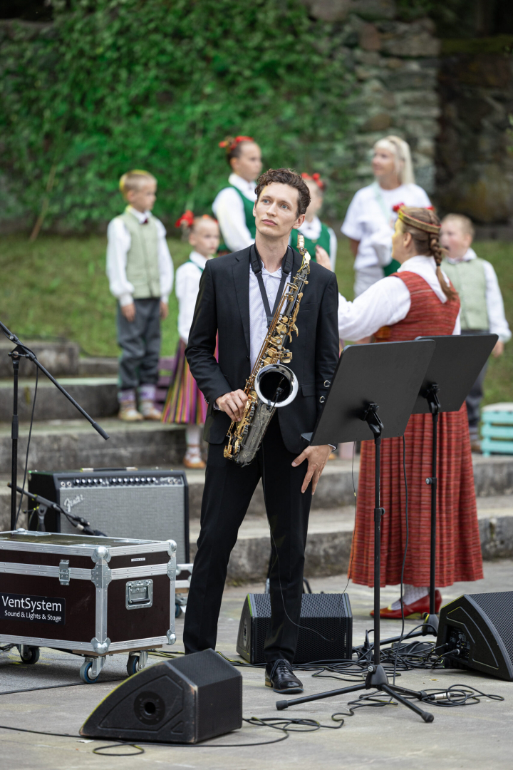 Saksofonists ievelk elpu