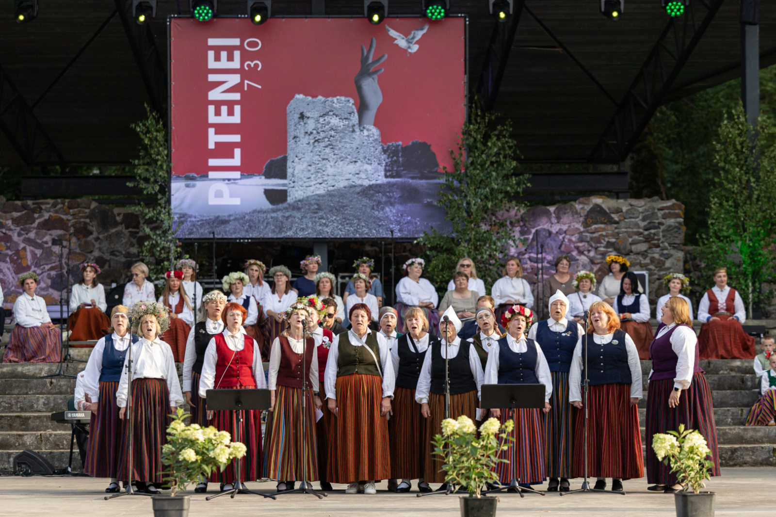Koris dzied skaistas dziesmas koncertā "Piltenes leģenda"