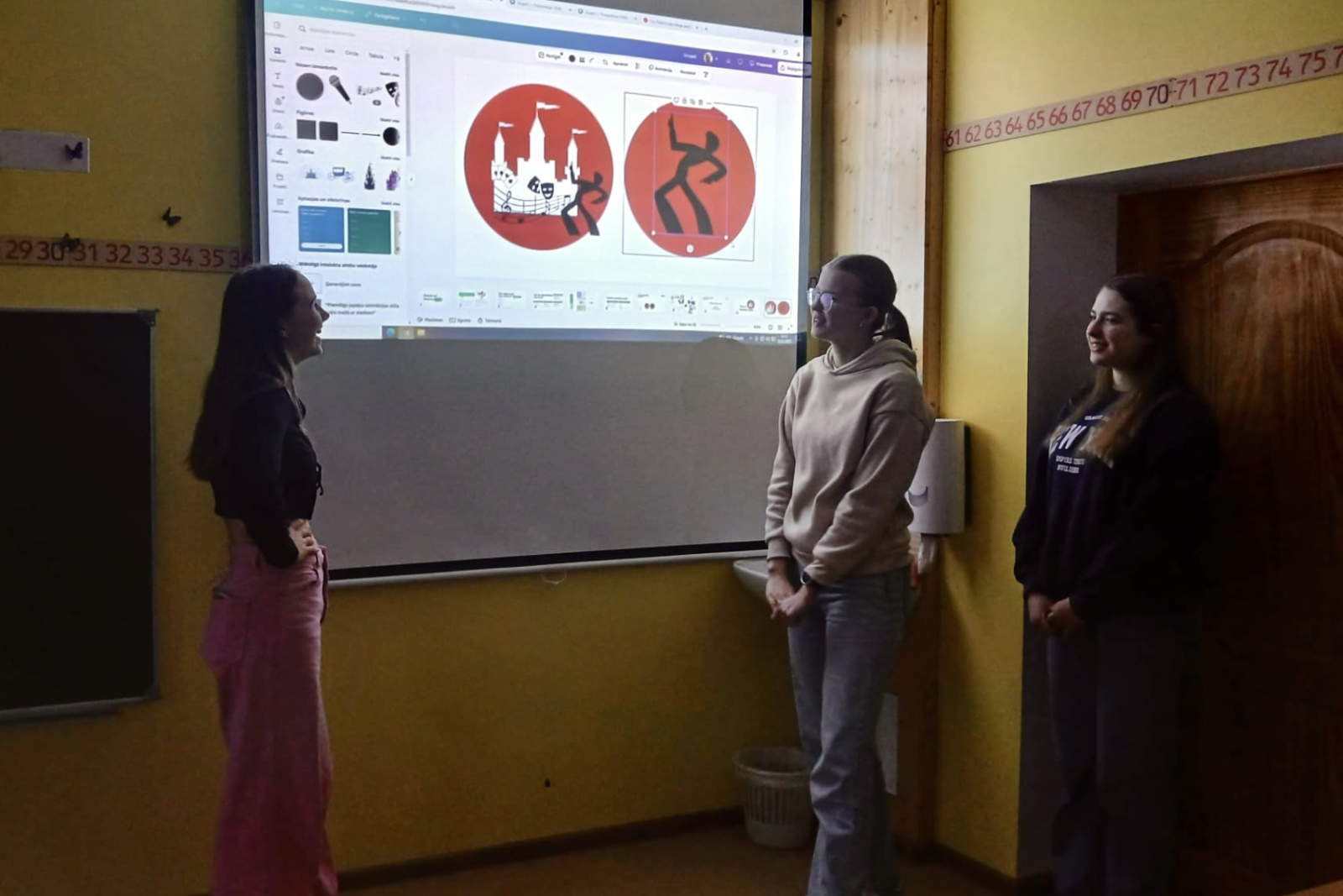 Piltenes jaunieši prezentē logo idejas