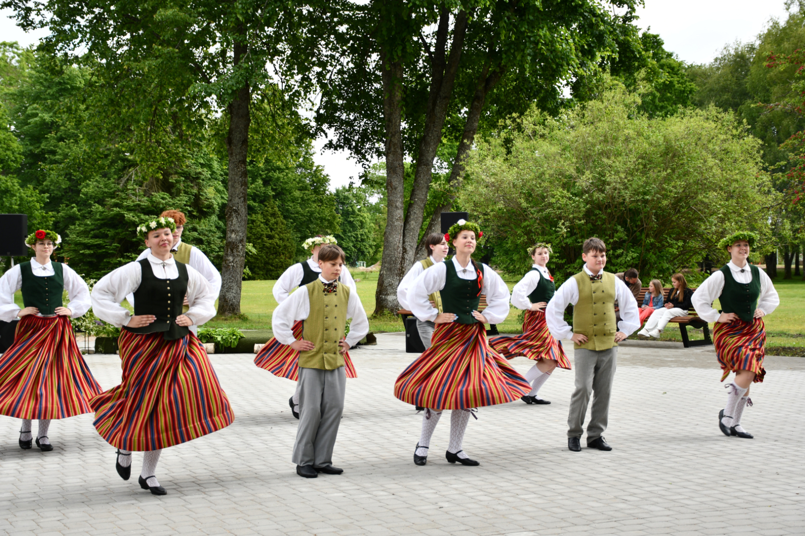 Deju kolektīvs dejo