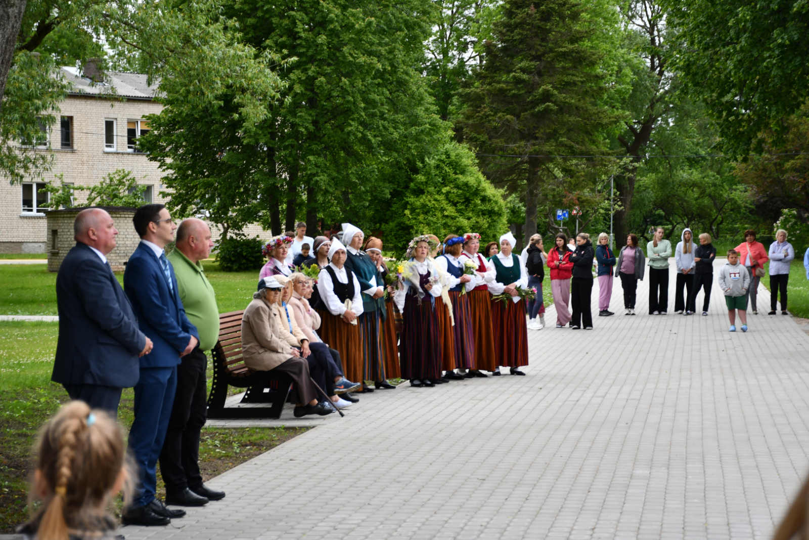 Apmeklētāji vēro uzstāšanos