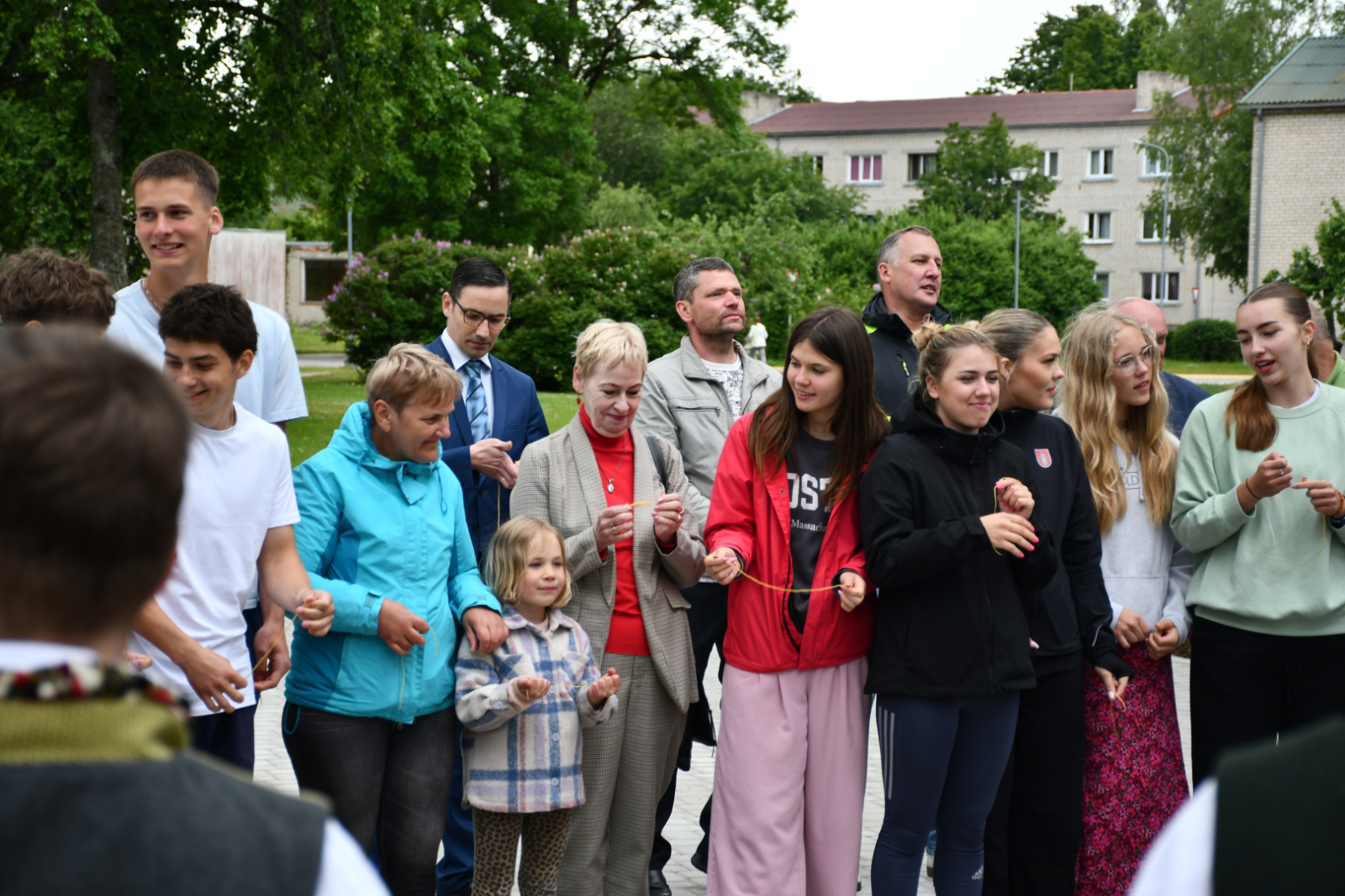 Visi piedalās kamoliņu rituālā