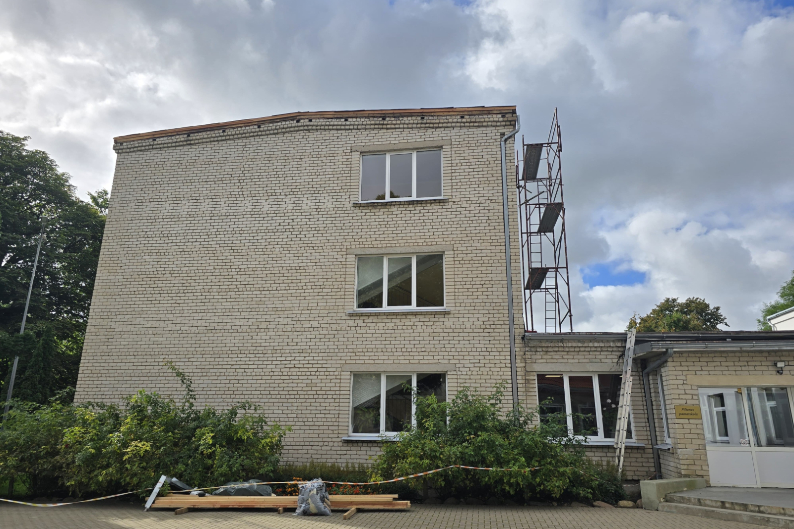 Piltenes pamatskolā mūrē ventilācijas skursteņu galus