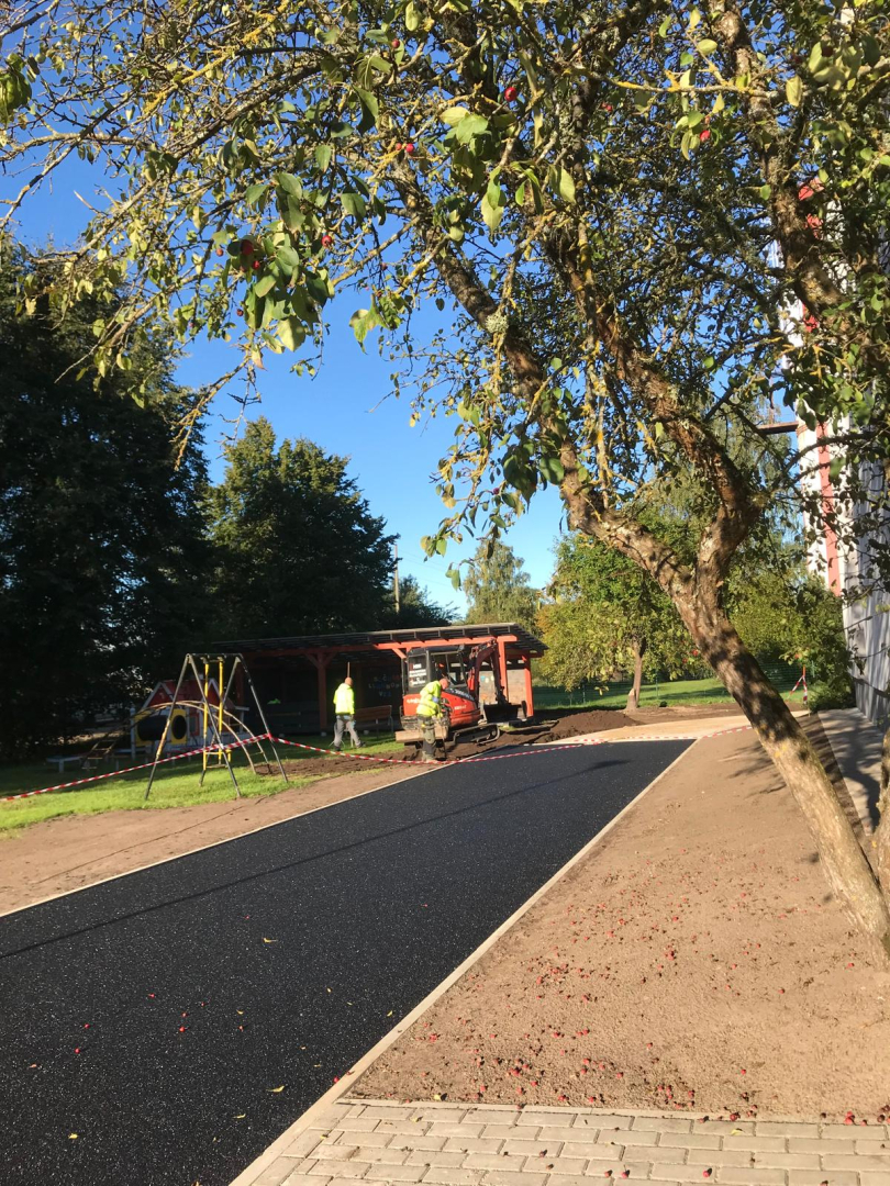 Piltenē Bērzu ielā notiek ielas pārbūve