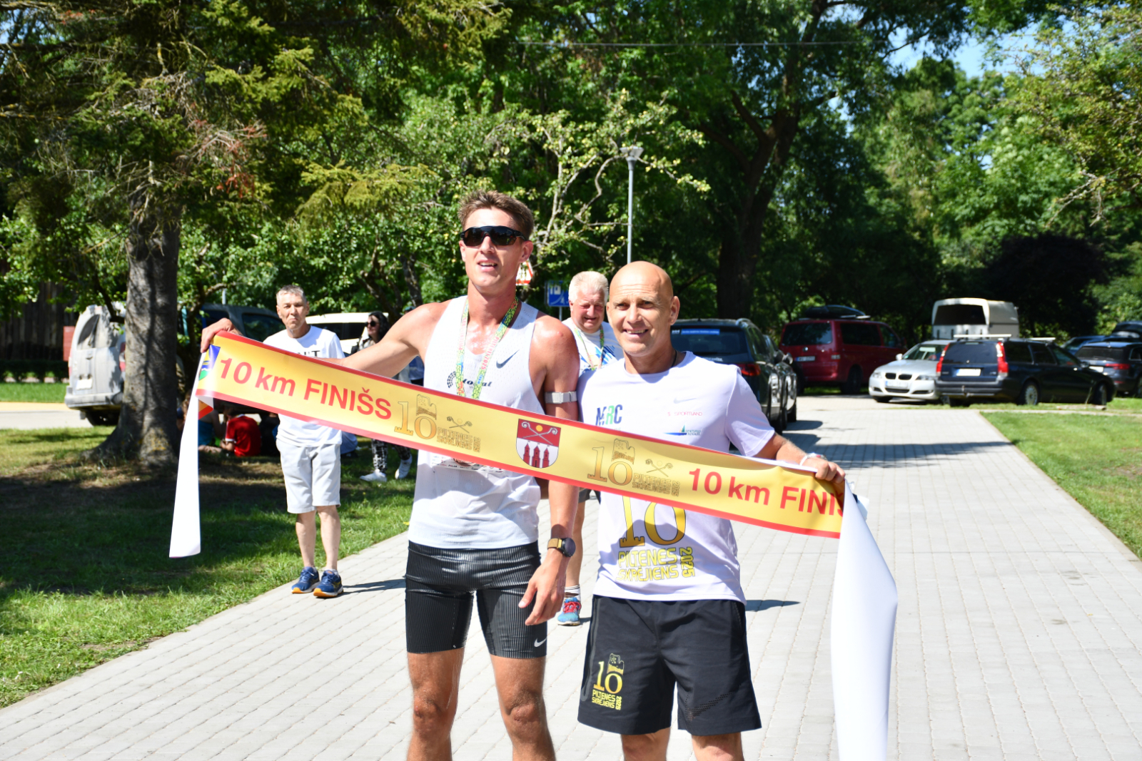 Pasākuma organizators ar 10km skrējiena uzvarētāju