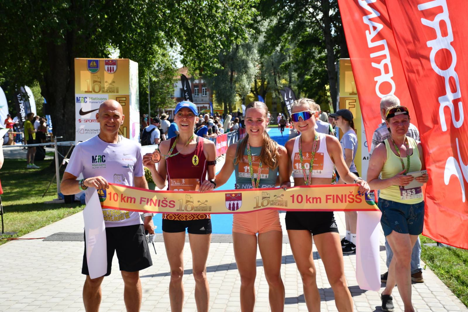 10km skrējiena dāmu top 3