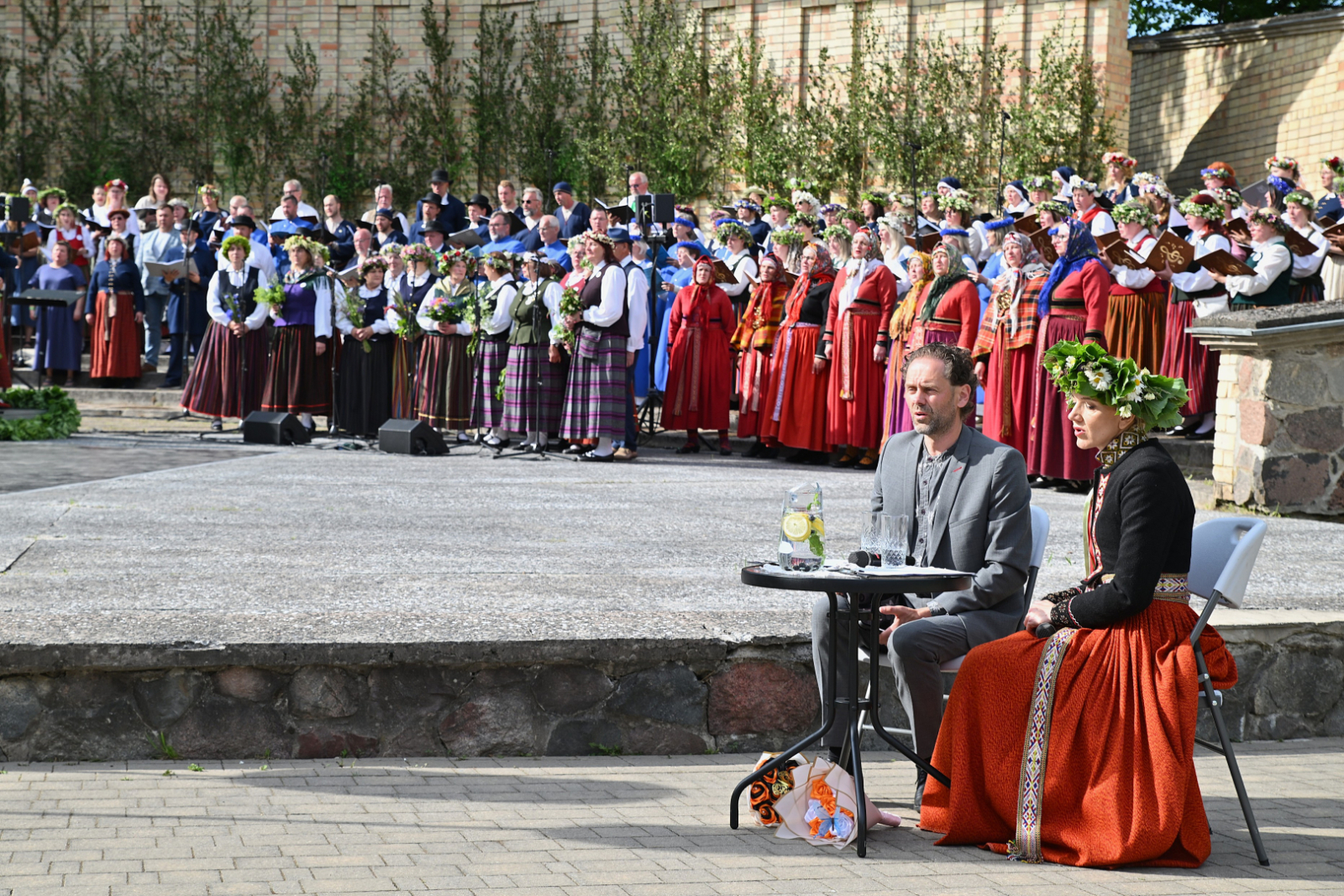 Vadītāji dzied ar koriem
