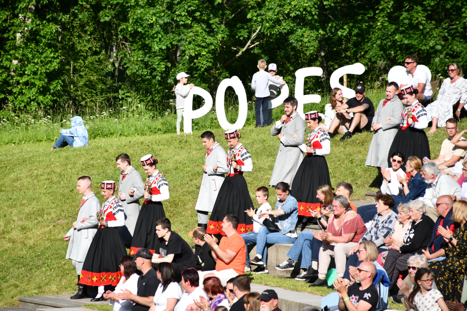 Dejotāji dodas skatuves virzienā
