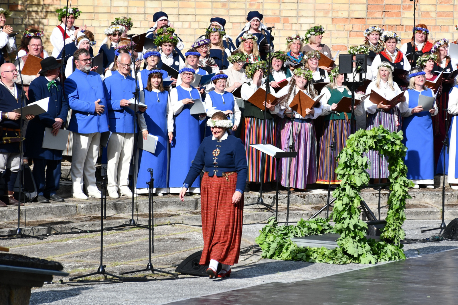 Dziedātāja iet saņemt pateicību