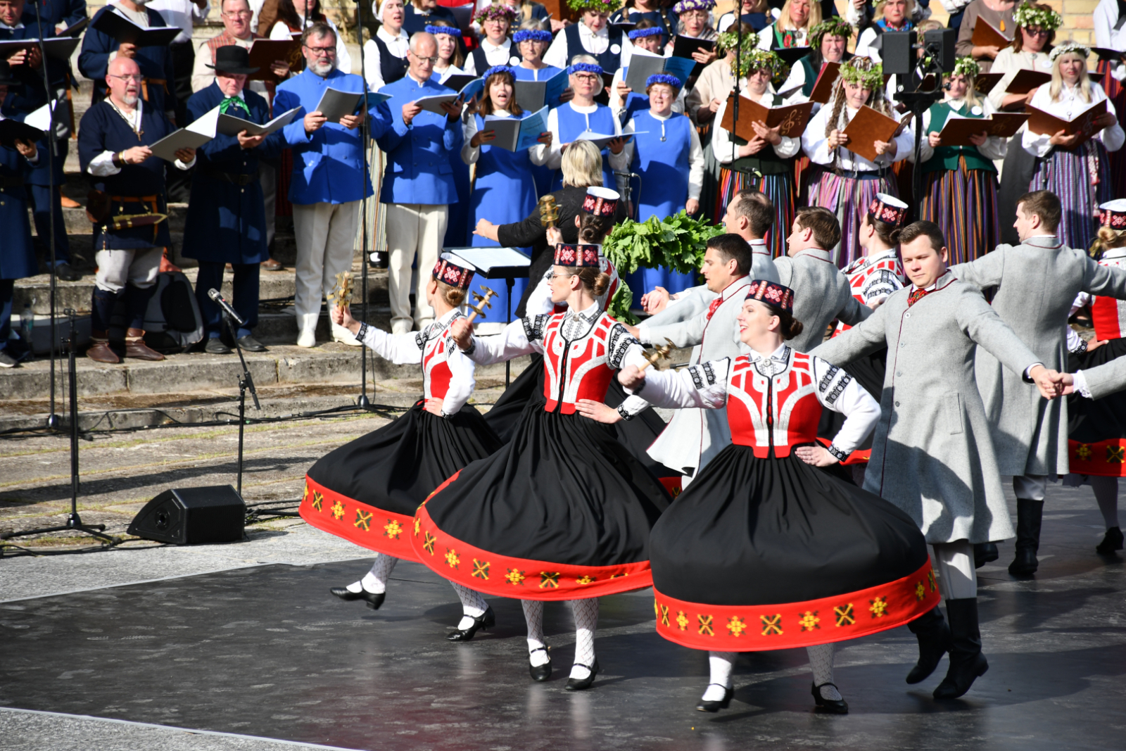 Dejotājas griežas