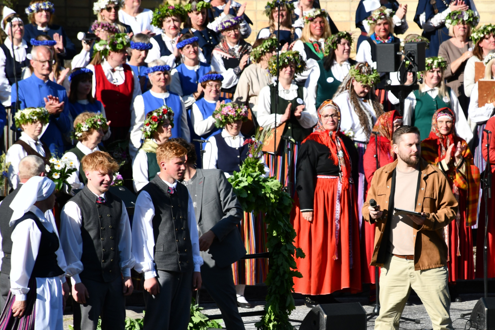 Kultūras nodaļas vadītājs kopā ar koriem