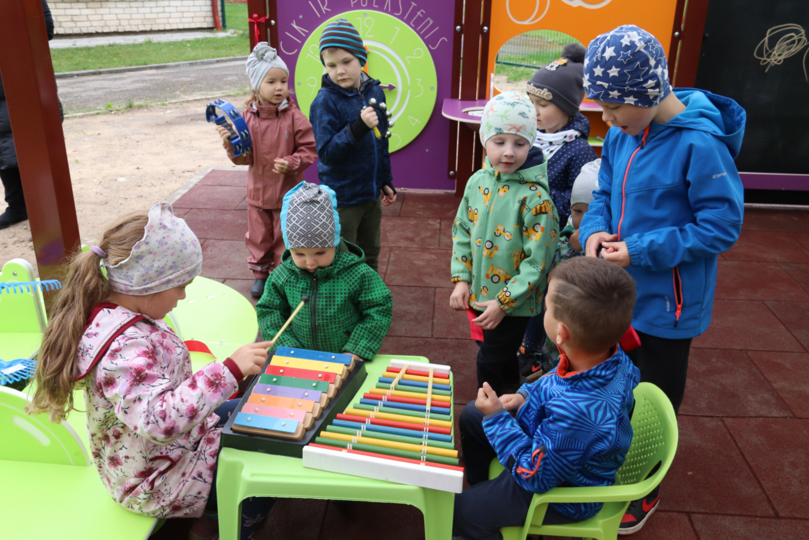 Bērni izbauda jaunās aktivitātes