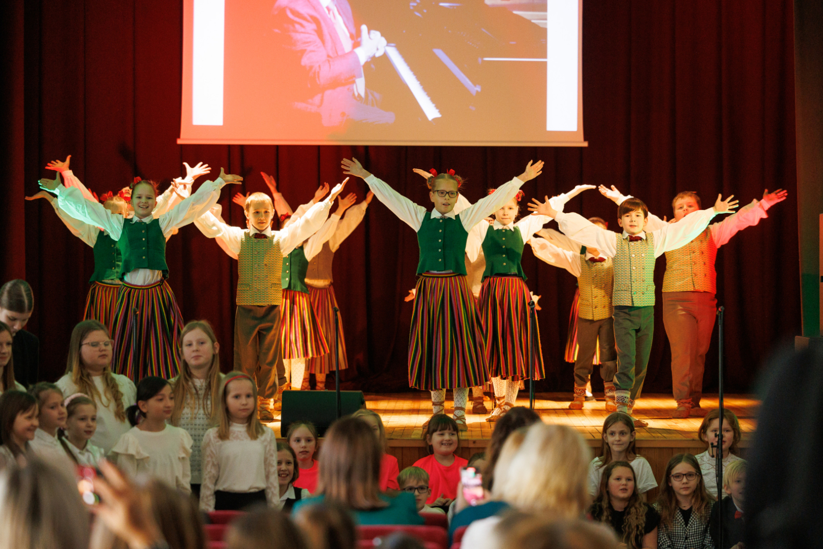 Ventspils novada skolēnu vokālo ansambļu un koru koncerts – sirsnīgs veltījums Raimonda Paula daiļradei