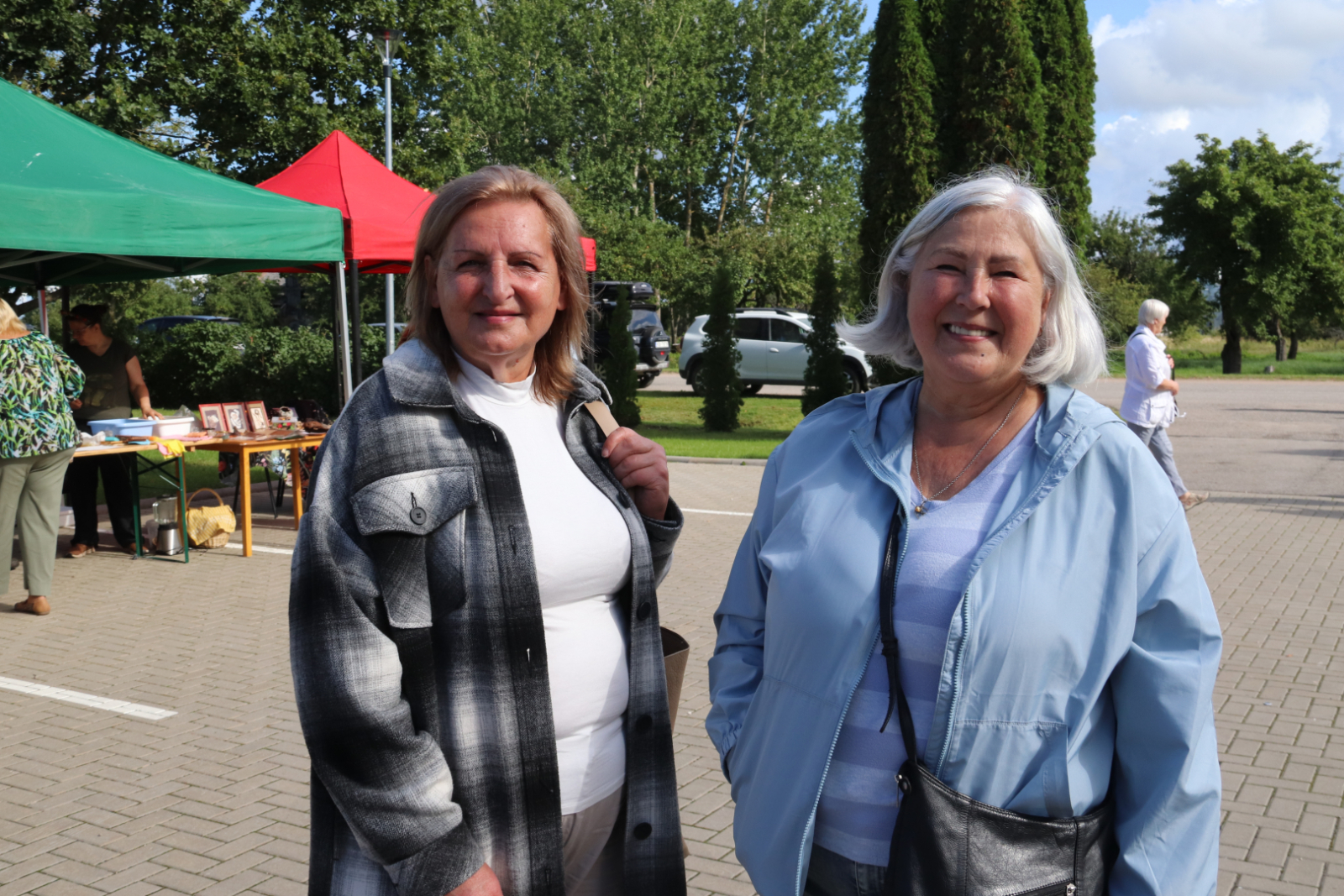 Sēņu festivāla apmeklētājas priecājās par pasākumu