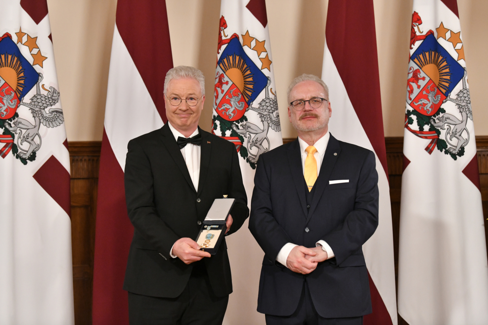 Saņem Valsts prezidenta pasniegto apbalvojumu