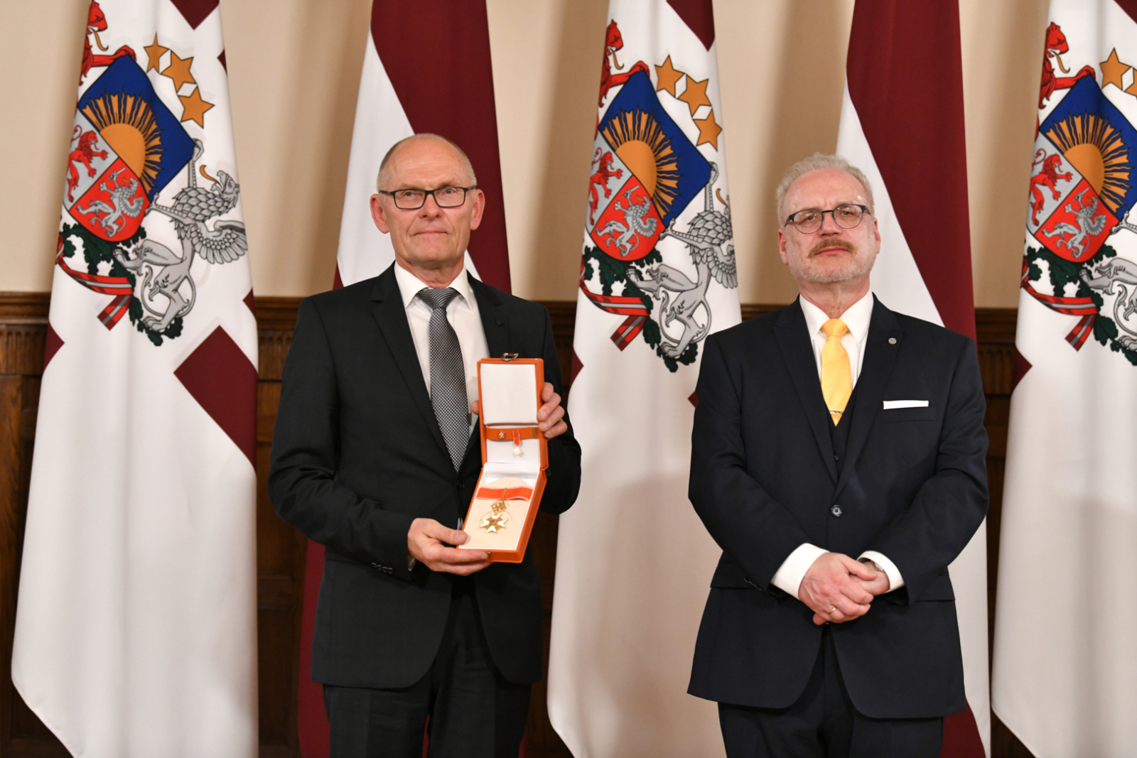 Saņem Valsts prezidenta pasniegto apbalvojumu