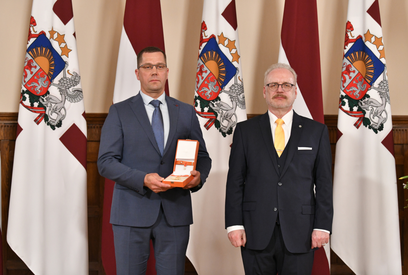 Saņem Valsts prezidenta pasniegto apbalvojumu