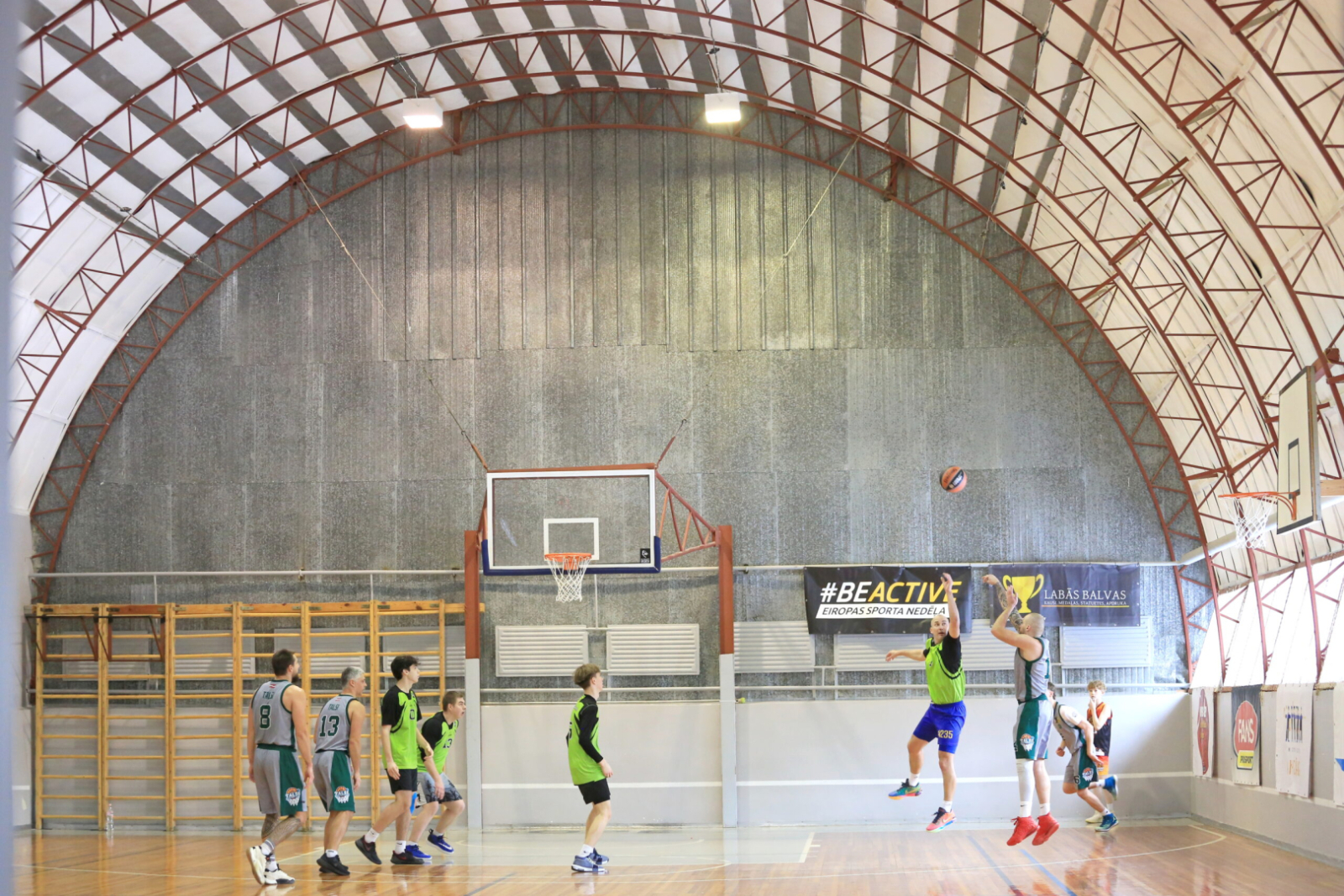 Spēlē basketbolu