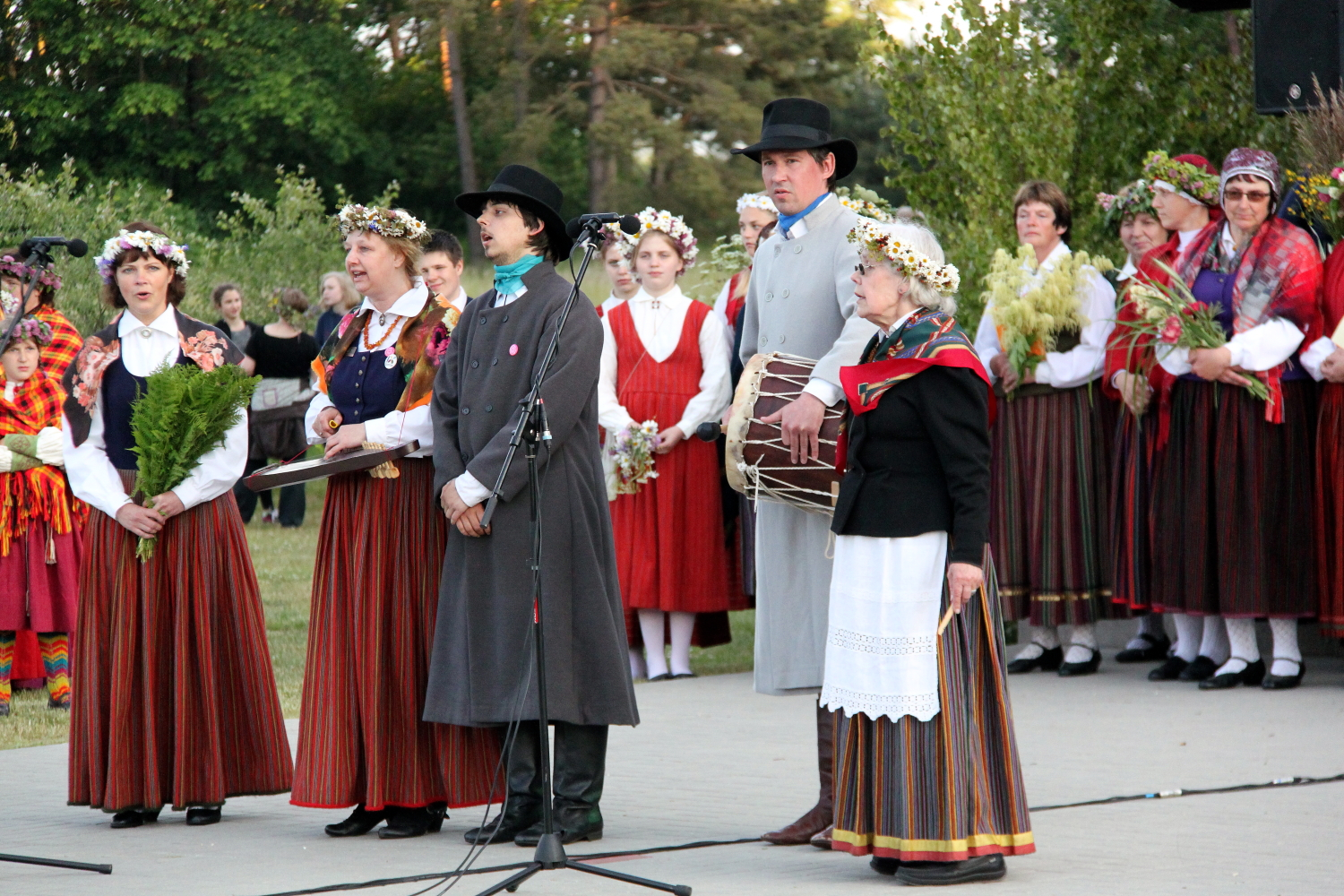 Dzied folkloras kopas