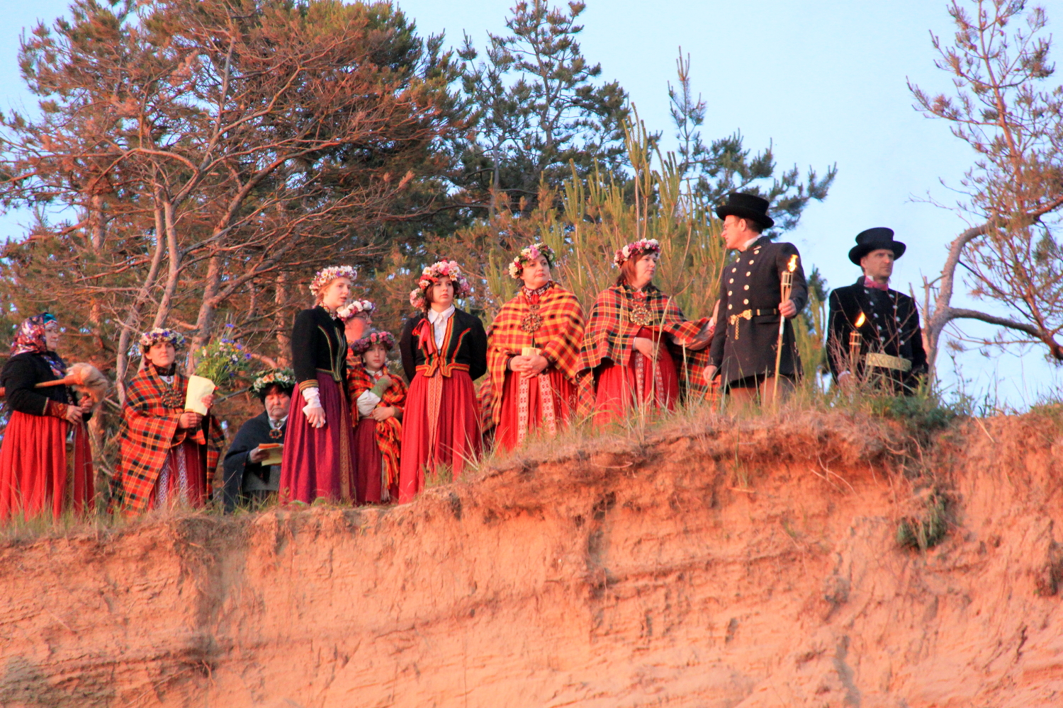 Folkloras kopa saulrietā