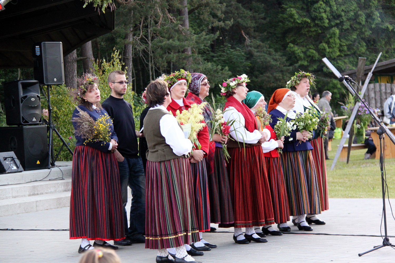Dzied folkloras kopas