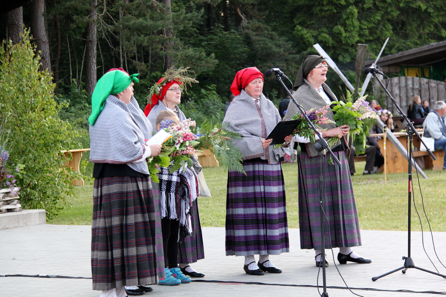 Dzied folkloras kopas