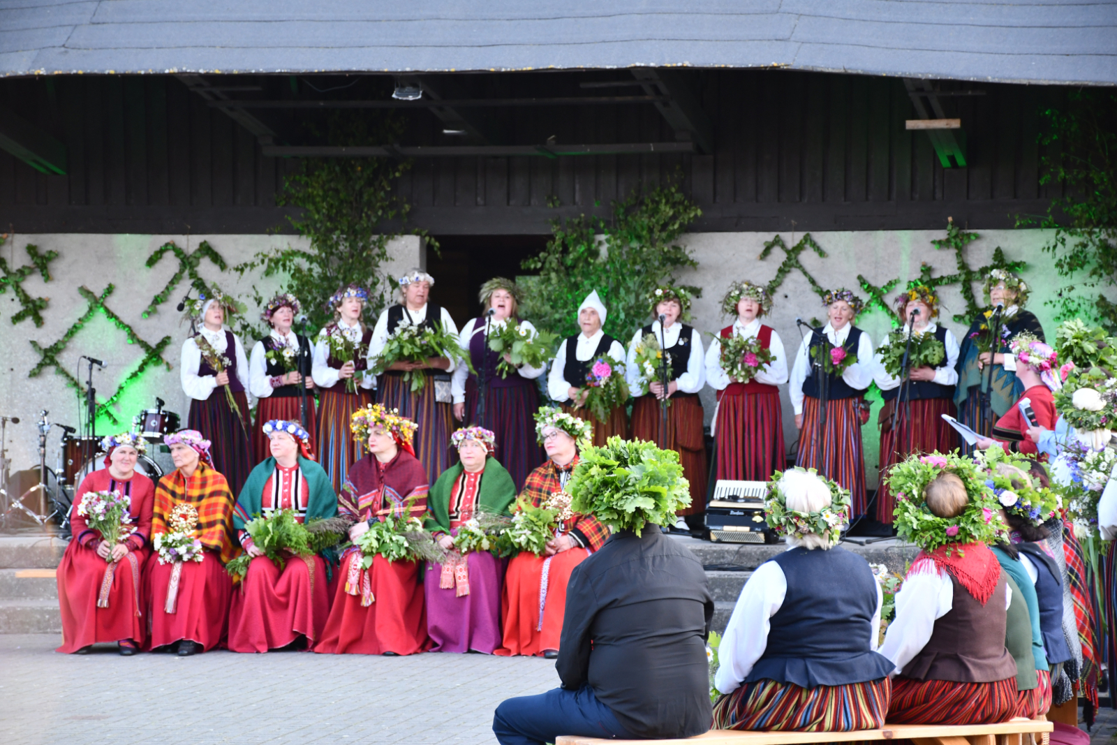 Folkloras kopas uzstājas