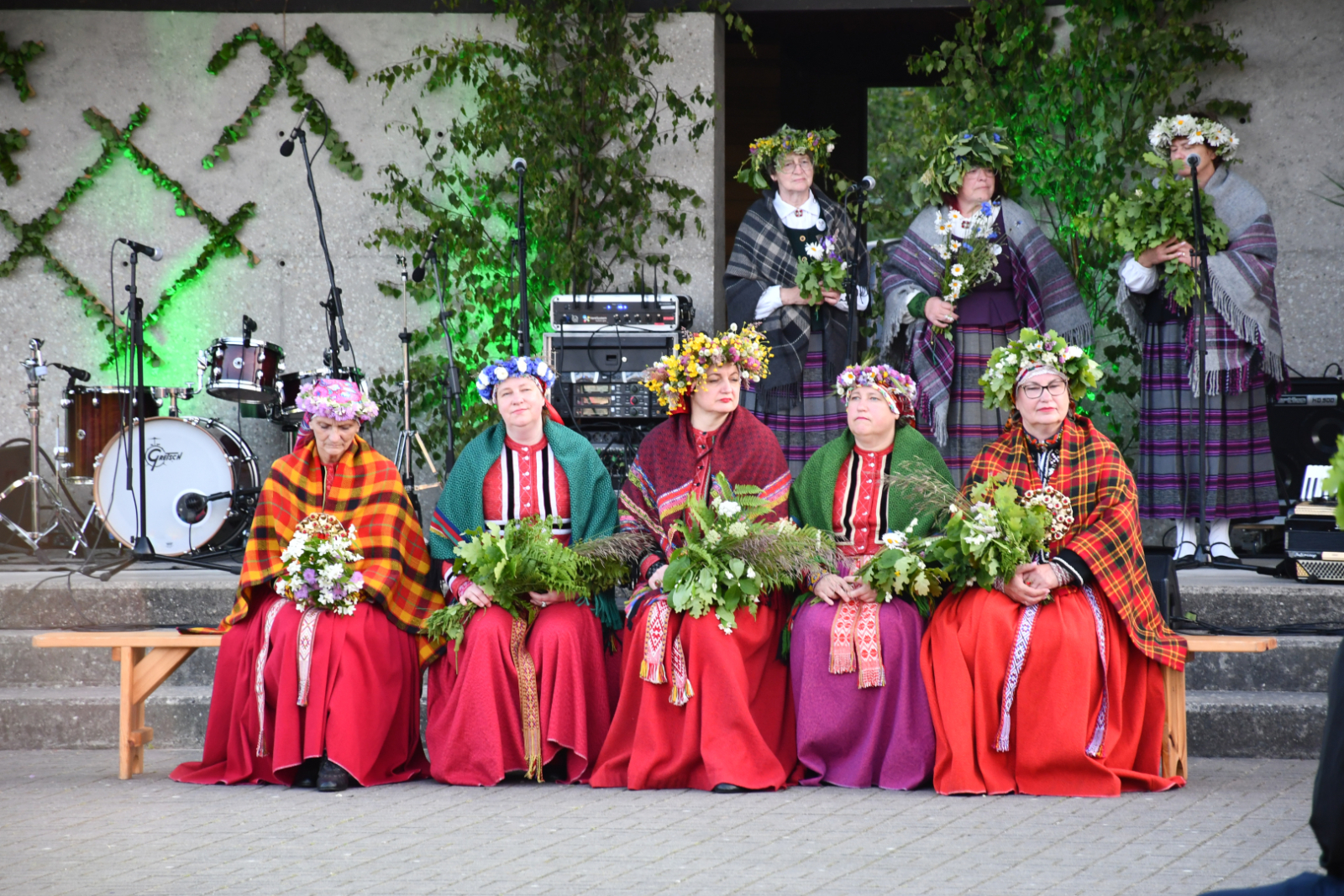 Uzstājas folkloras kopa