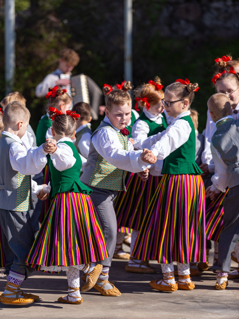 Dejo bērnu deju kolektīvs