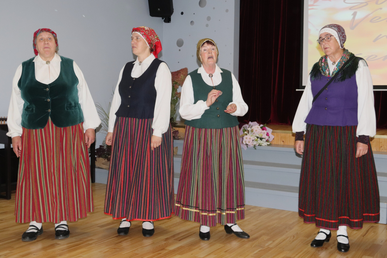 Seniorus priecē mūziķi