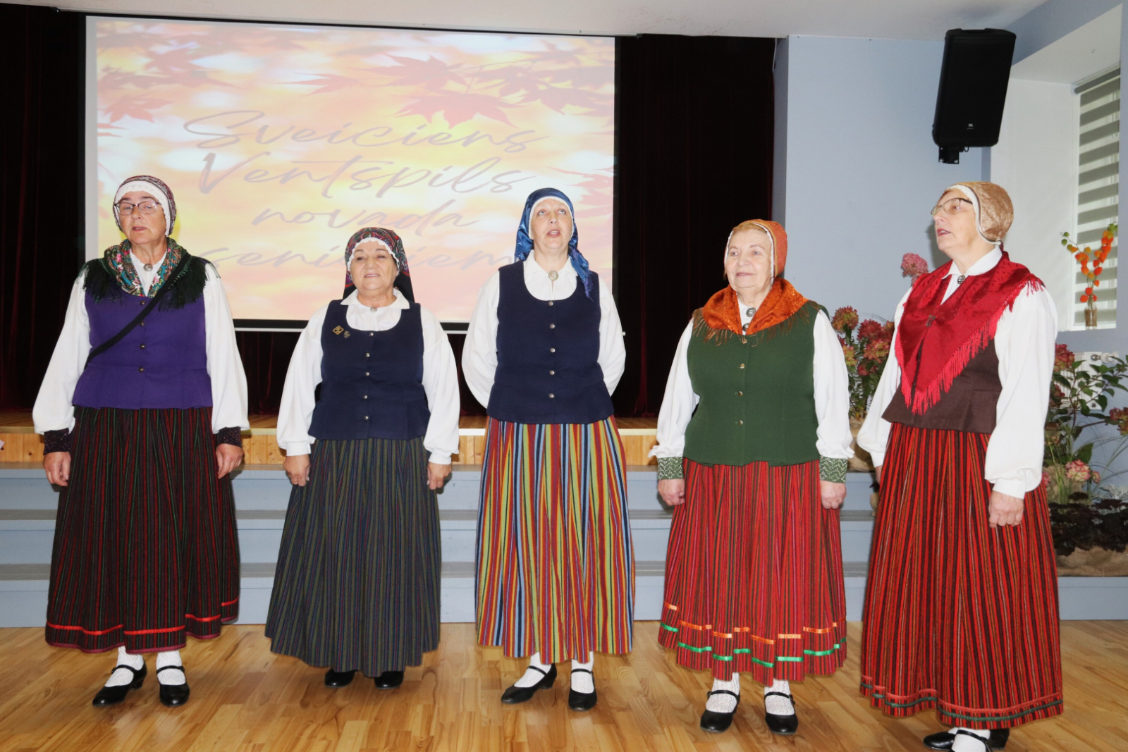 Seniorus priecē mūziķi