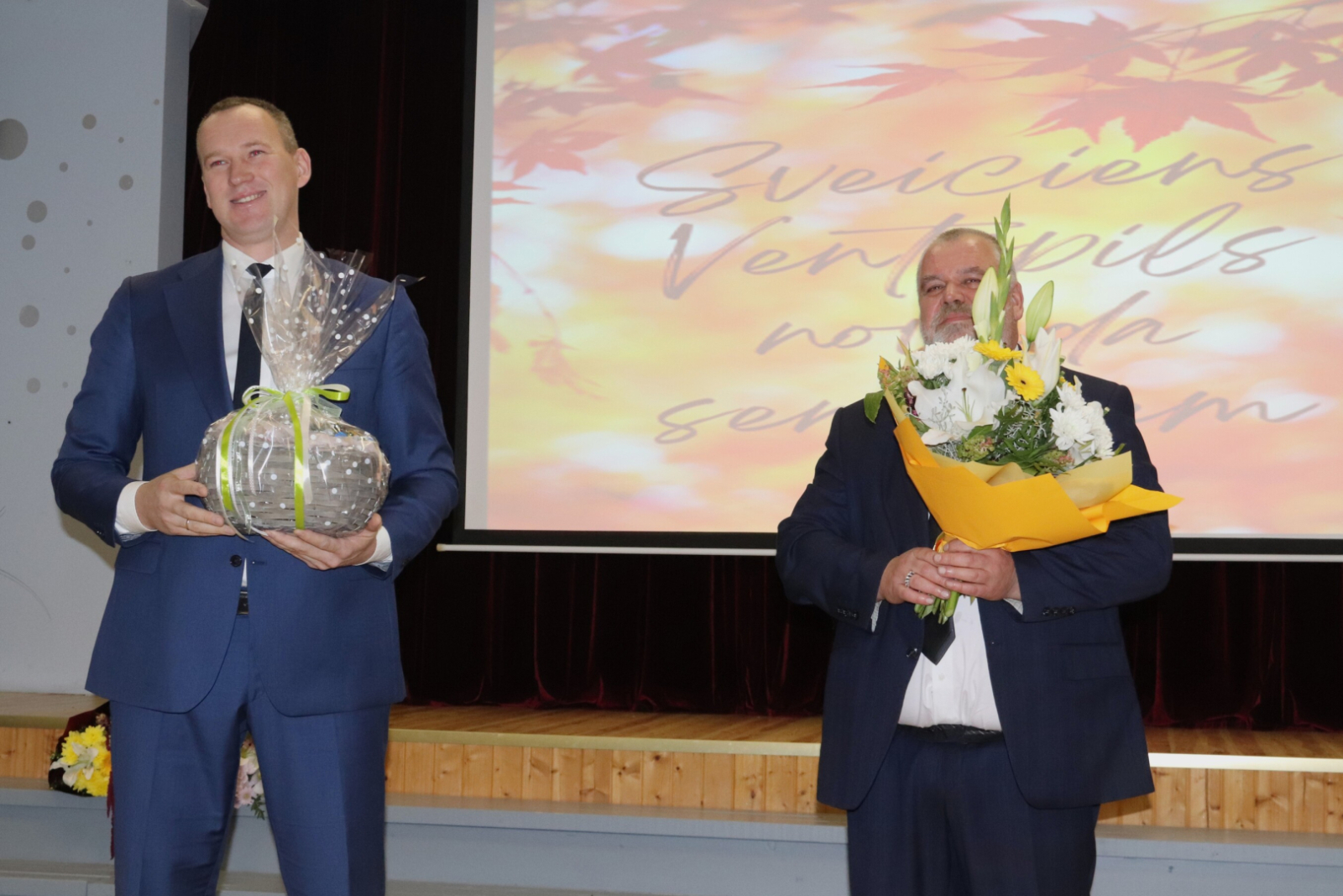 Priekšsēdētājs un viņa pirmais vietnieks apsveic seniorus