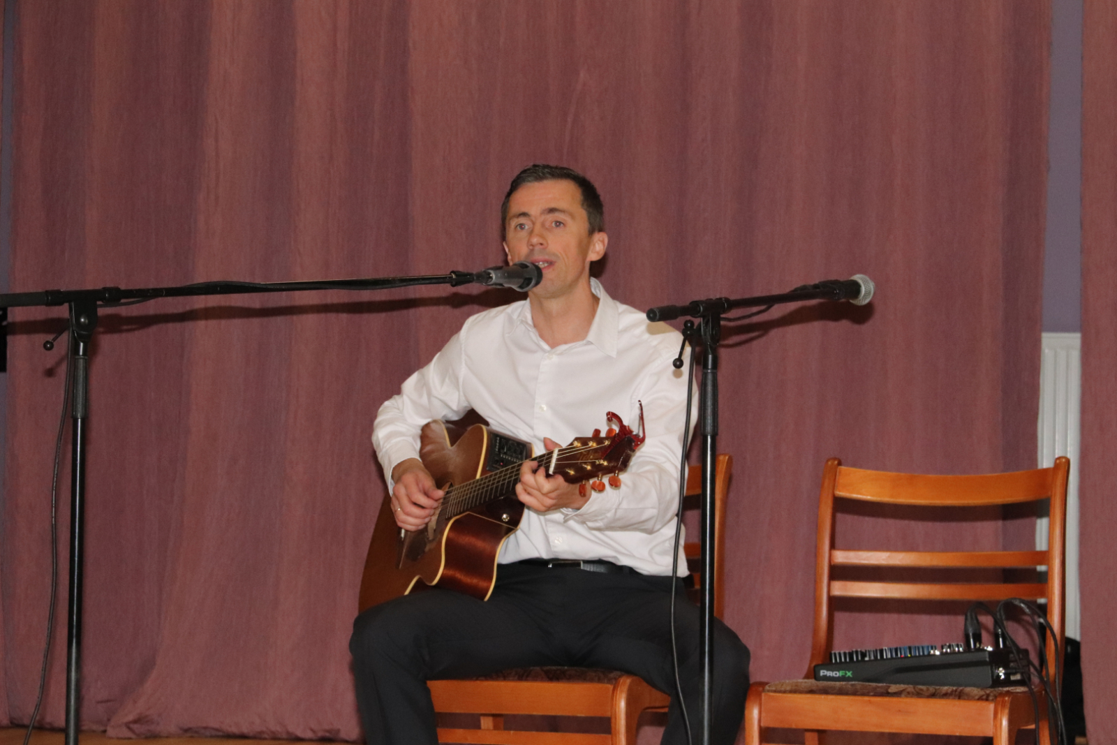 Uzstājās mūziķis