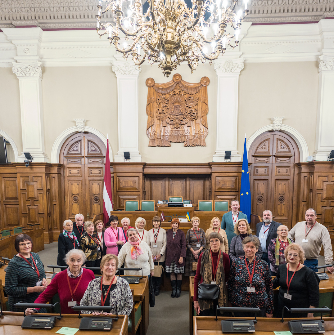 Seniori iepazina Saeimas darbību