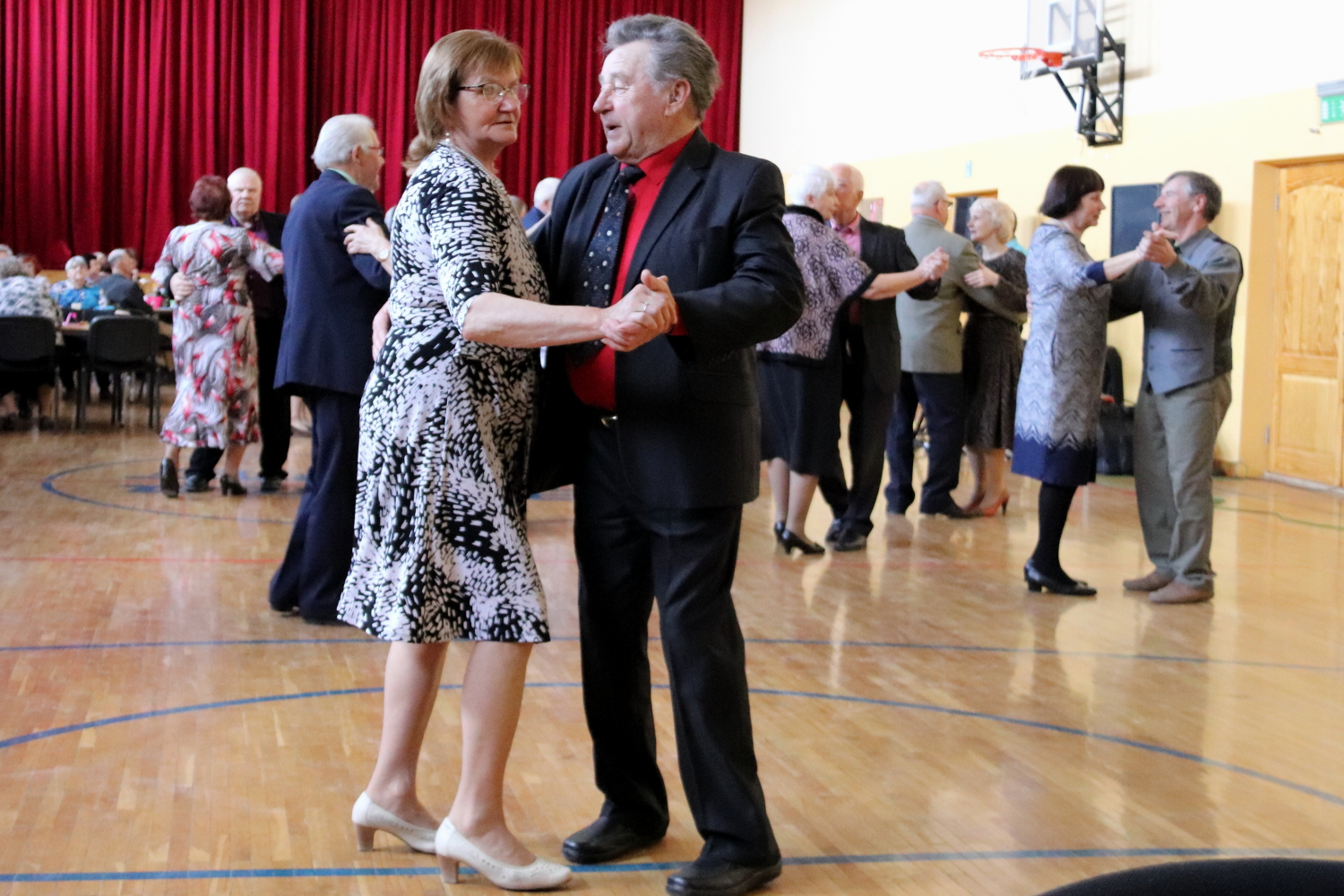 Dejo seniori zālē