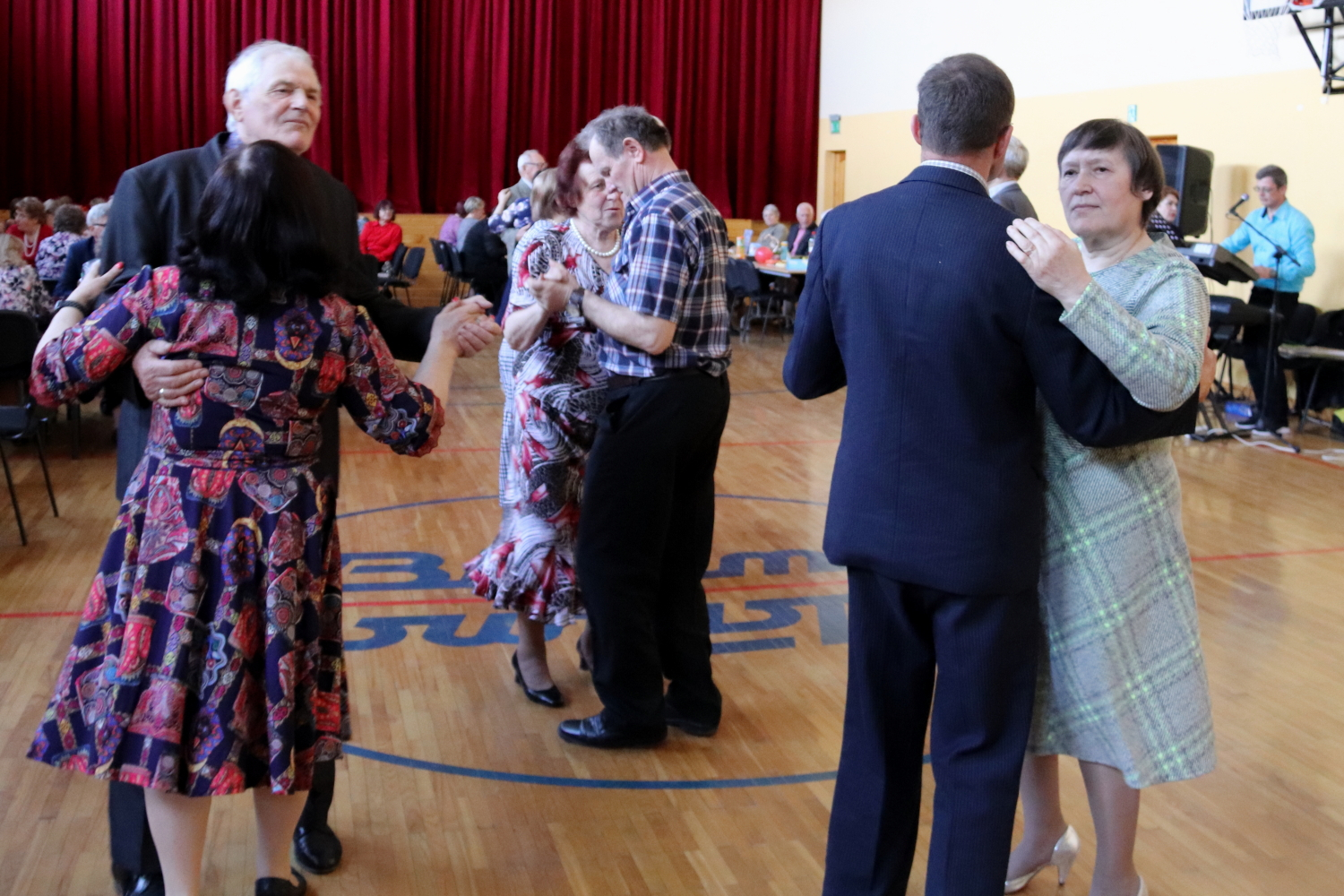 Dejo seniori zālē