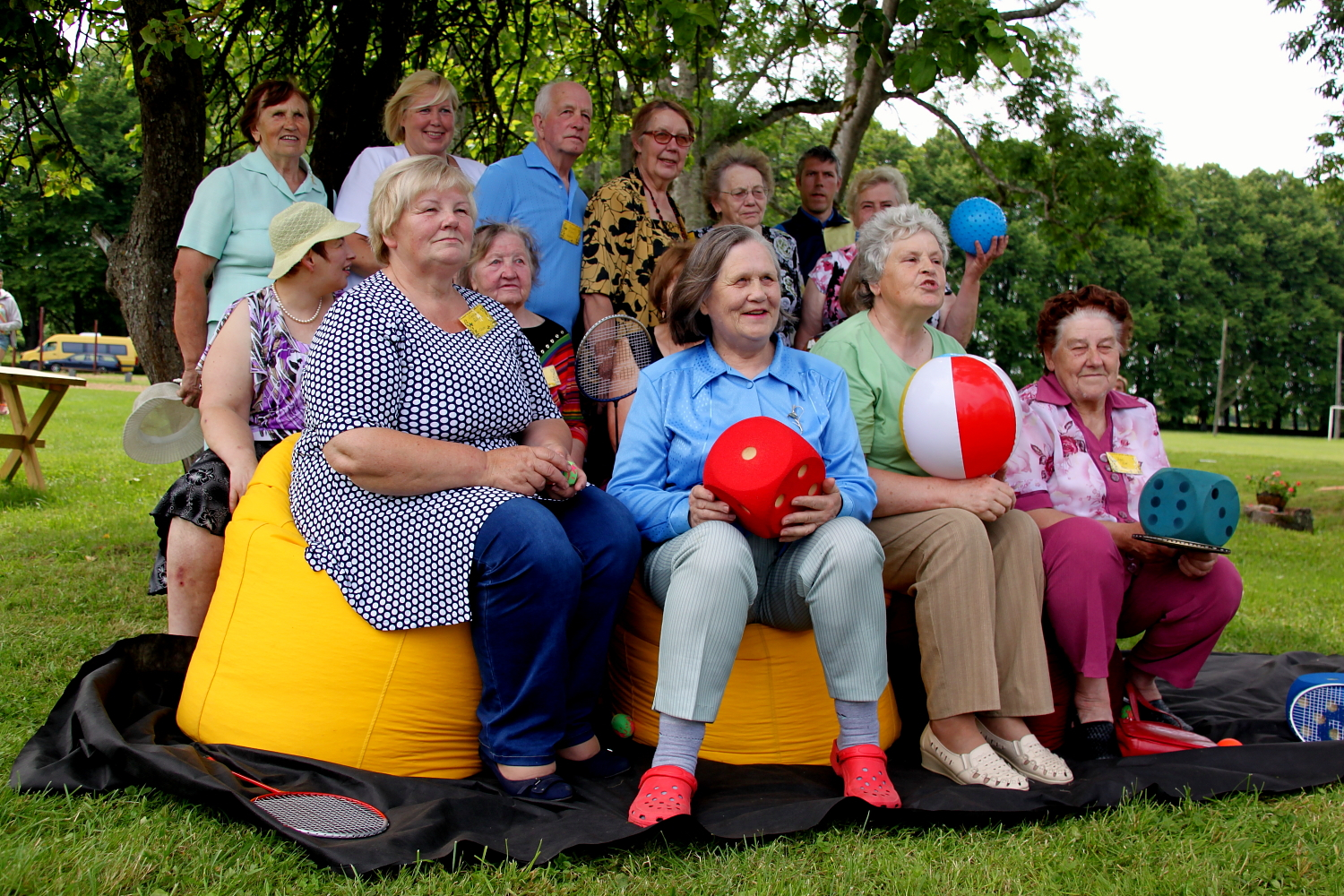 Seniori sēž skatītājos