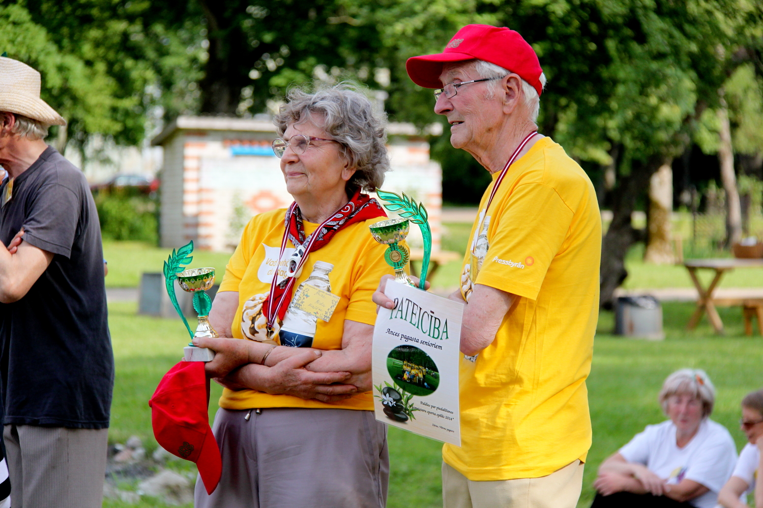 Seniori saņem pateicību