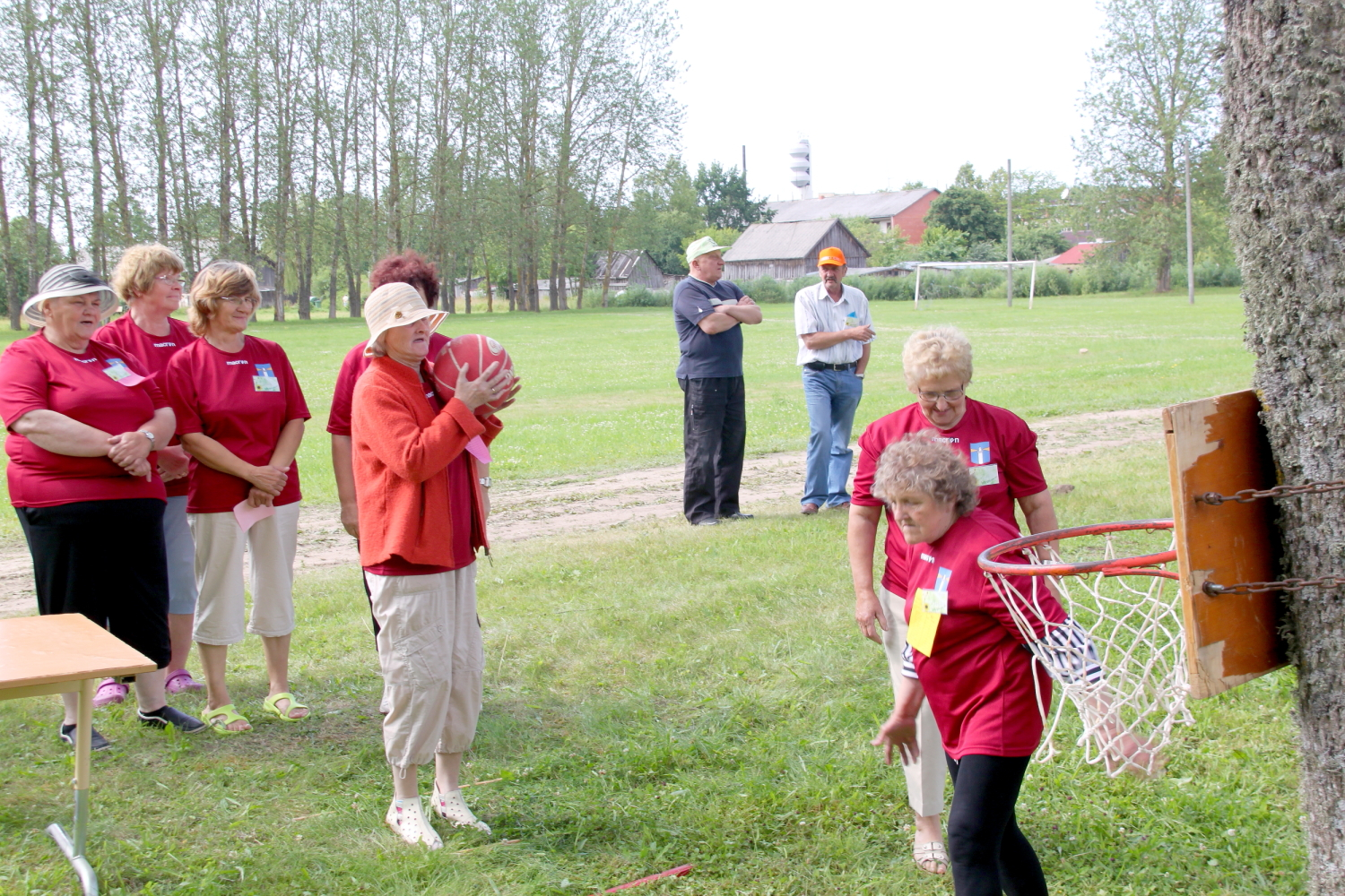 Seniori met basketbola bumbu grozā
