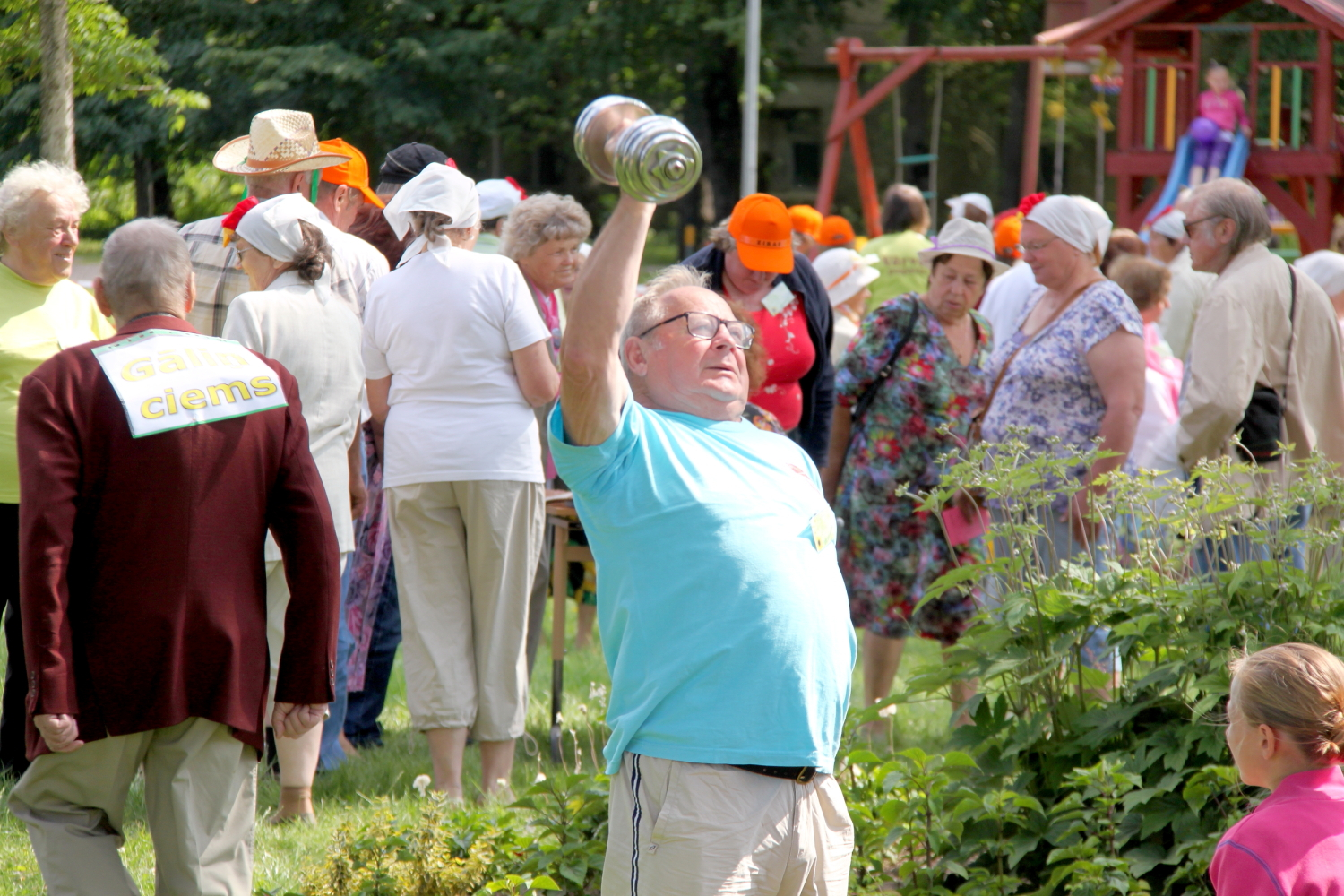 Seniors ceļ svarus gaisā