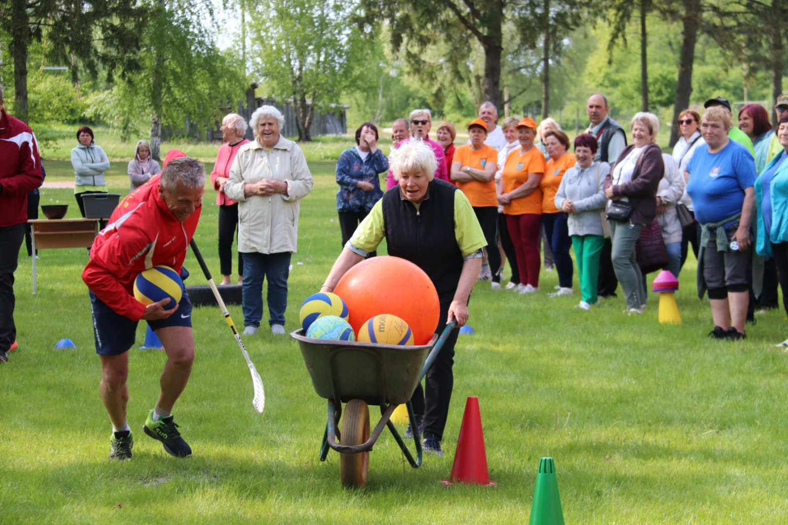 Seniori piedalās aktivitātēs