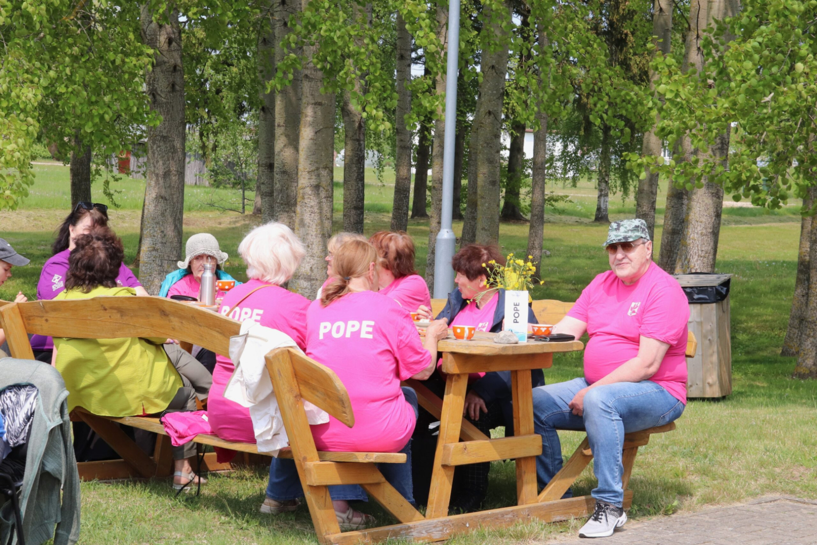Seniori pie galdiņiem