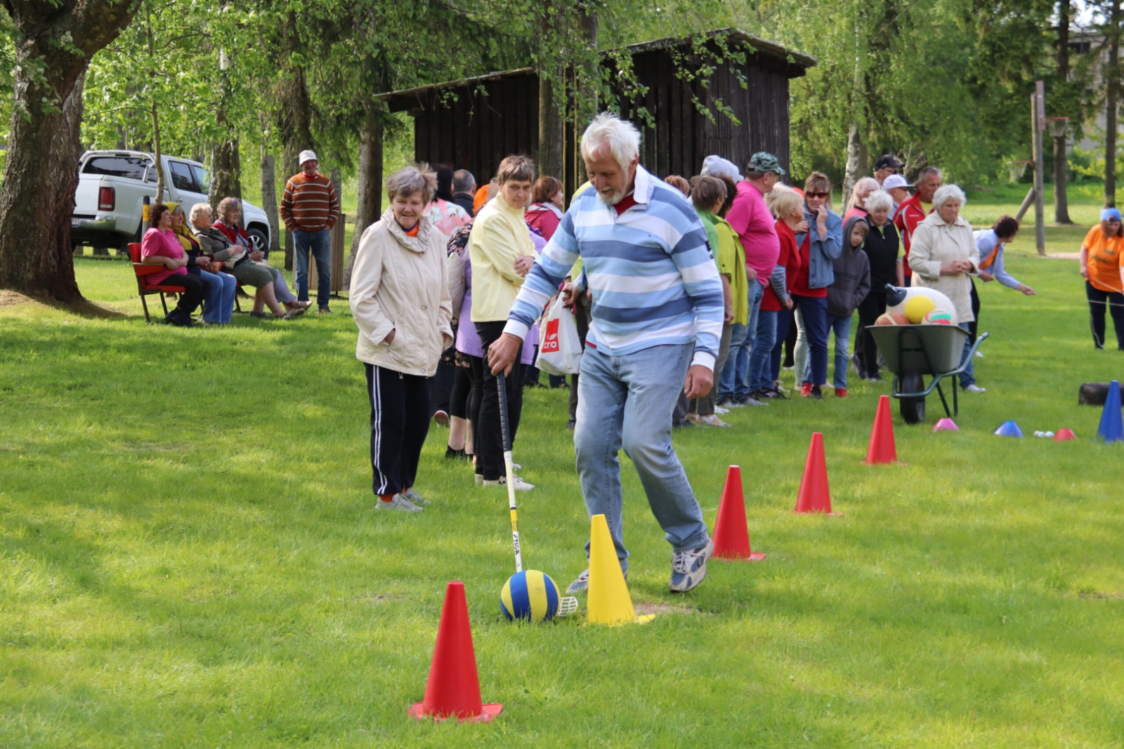 Seniors piedalās sportiskā aktivitātē