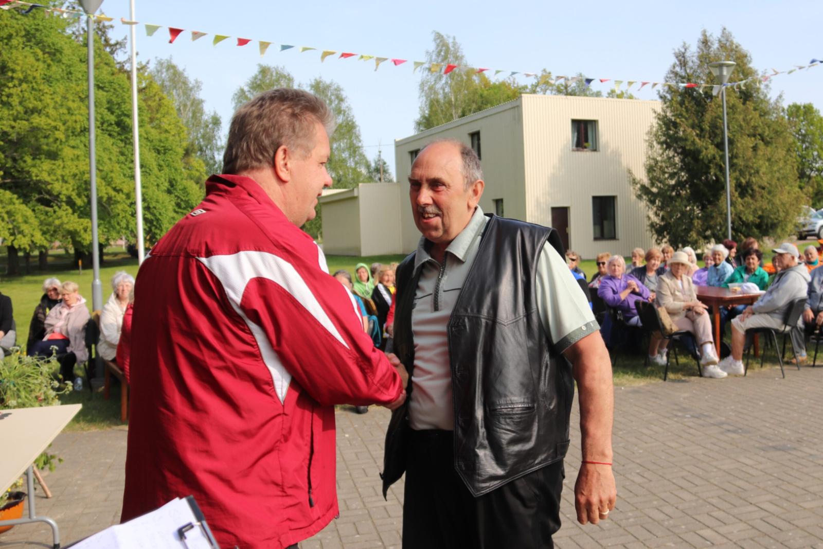 Seniors saņem balvu
