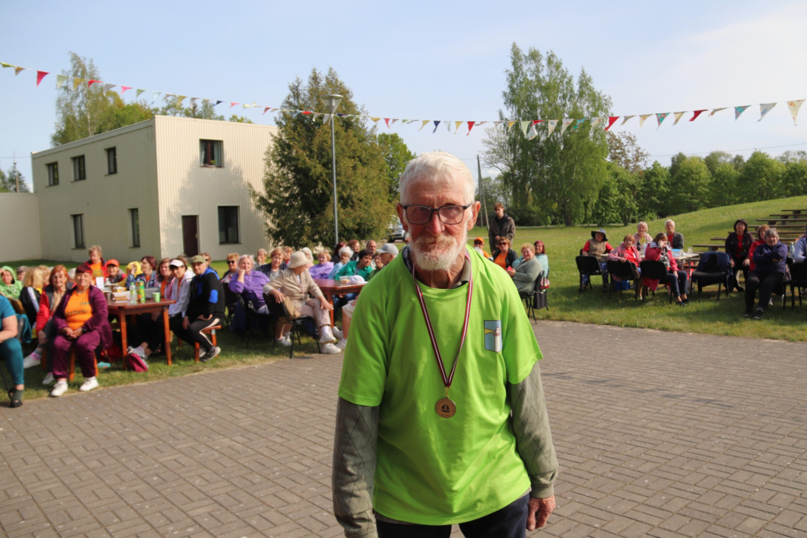 Seniors ar medaļu