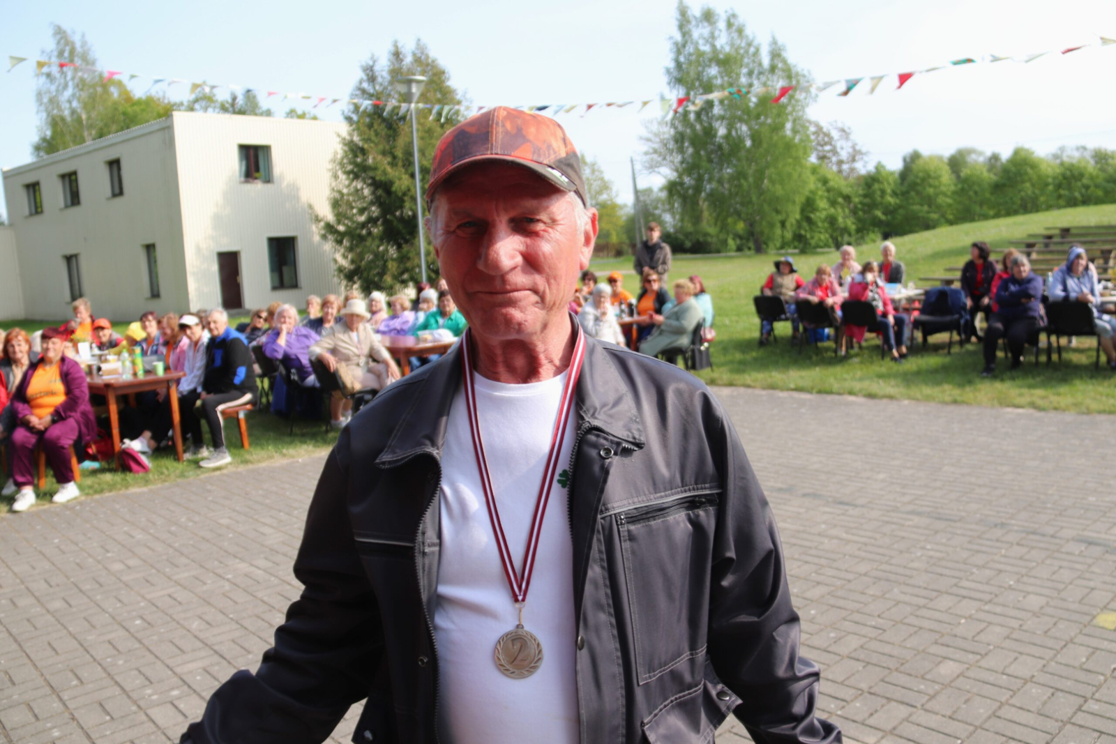 Seniors ar medaļu