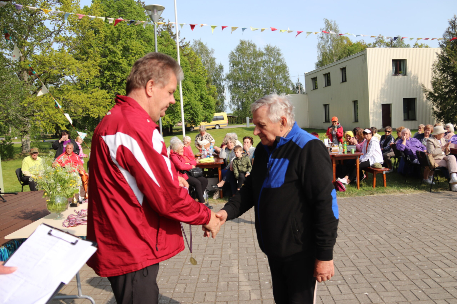 Seniors saņem apbalvojumu