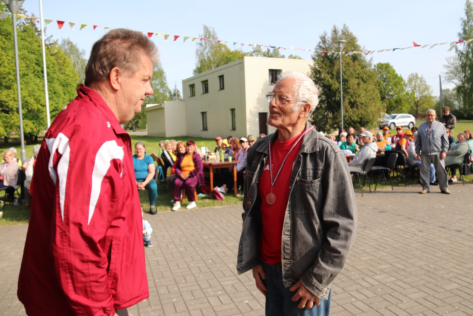 Seniors saņem apbalvojumu