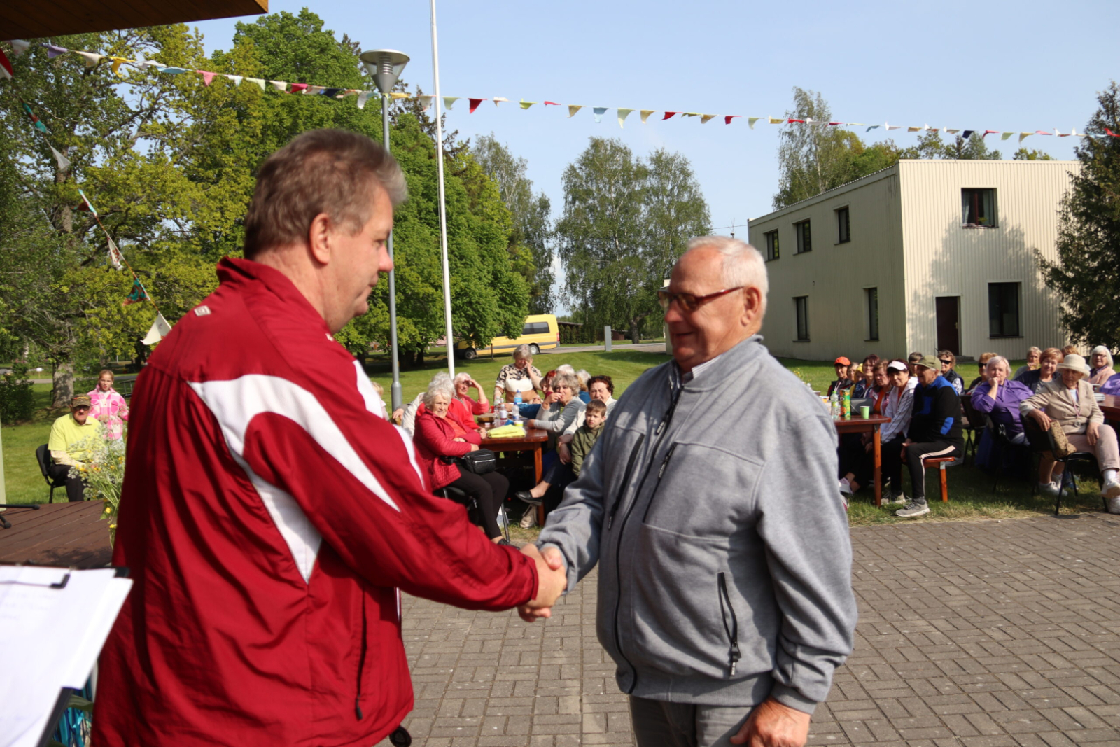 Seniors saņem medaļu